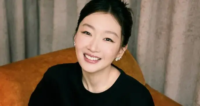 周冬雨增肥后美得更漂亮！穿黑色T恤+牛仔裤，时髦又减龄！