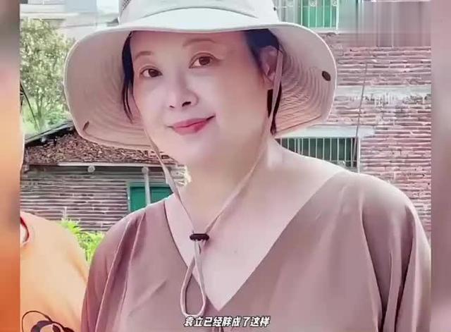 袁立回家探亲被拍，52岁身材发福与大妈无异，可气质一看就不普