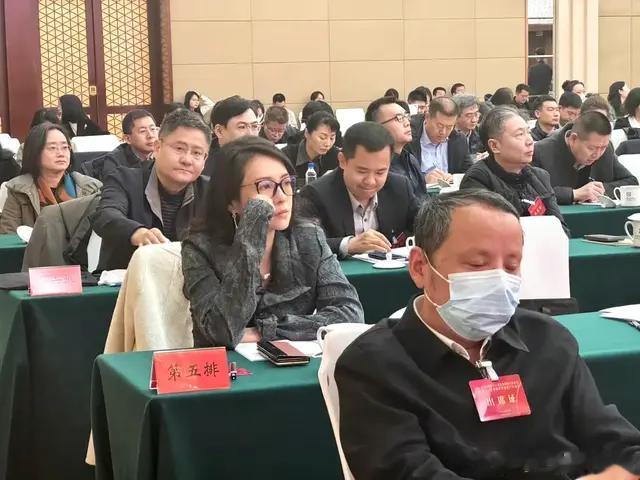 章子怡开会状态火出圈，淡妆接近素颜，高知女性形象具象化了