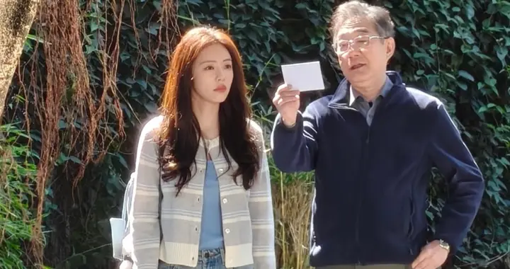 蔡文静远远地，安安静静的站着就很美！