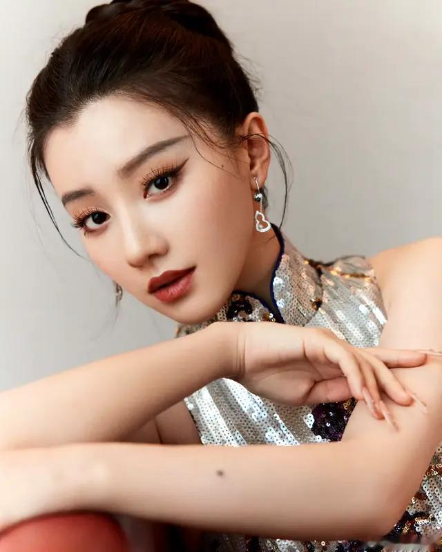 精致旗袍的王鹤润美极了