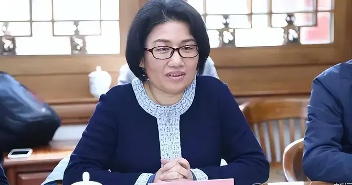 美国封锁反成助攻？华为τ定律炸开技术铁幕，中芯国际终于上主桌