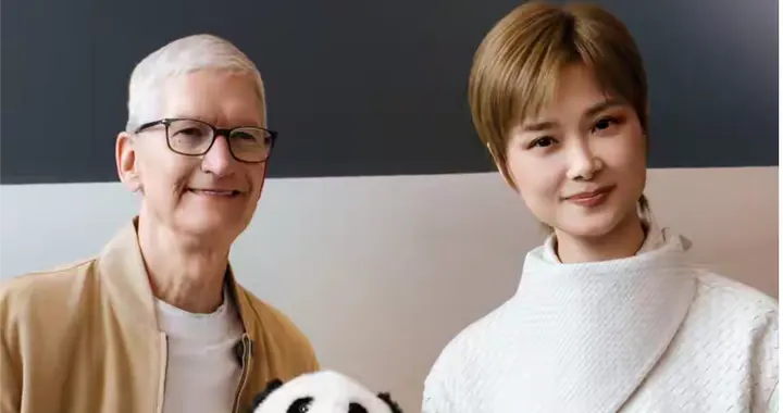 苹果公司CEO蒂姆.库克与歌手李宇春同框，两人笑容灿烂。