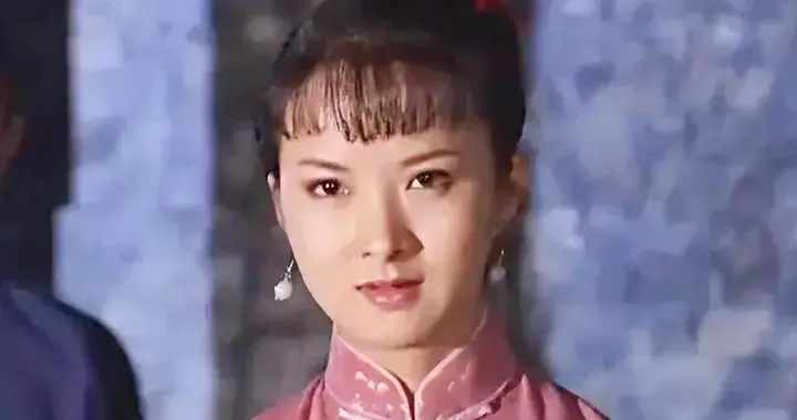 吃里扒外！13年前定居美国，回国捞金遭"驱逐"的她，52岁活成笑话