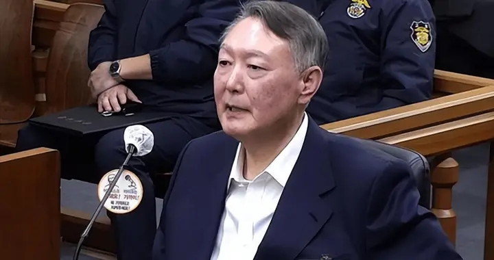 一听到死刑，尹锡悦脸色涨红，每个下台的韩国总统都得被清算？