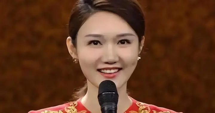 挤走董卿、靠爹上位、央视“穷鬼”，龙洋私生活谣言有多离谱？