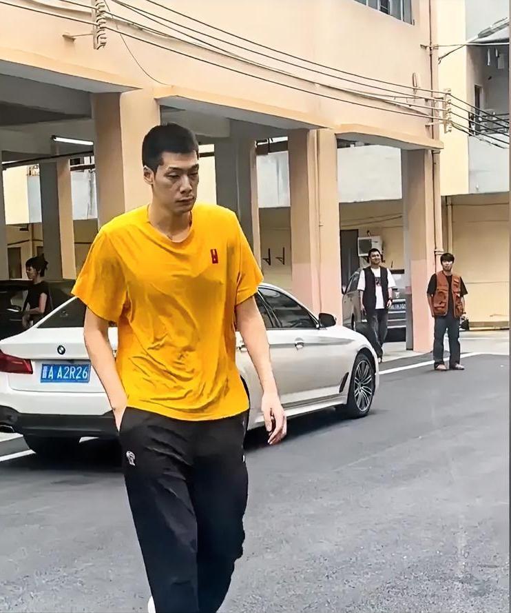 广东教练组迎来补强！功勋老将或将重磅回归执教   太惊喜了！广东休赛期...