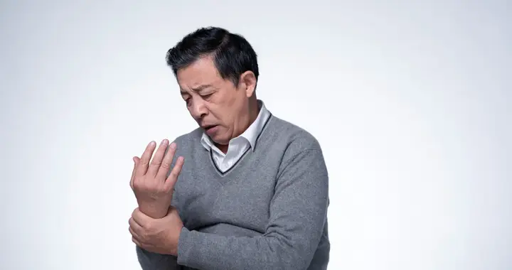 手抖心慌低血糖？5 大诱因 + 4 步干预，帮你避开 “血糖坑”​
