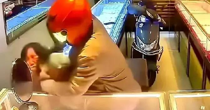 真险！一个动作差点让平潭金店女店主丢掉性命