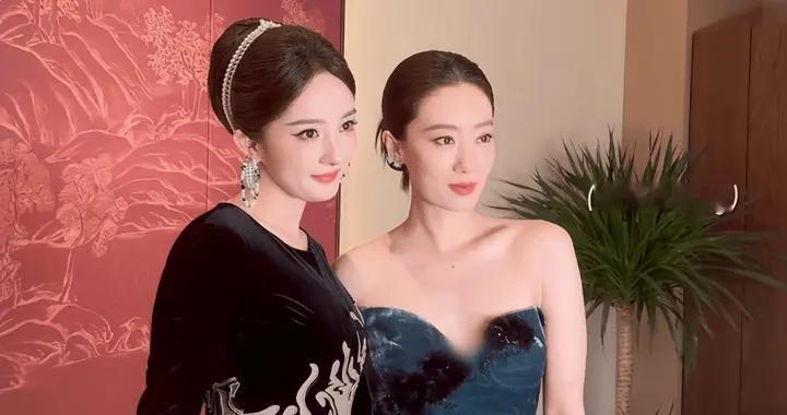 杨幂张小斐上演“闺蜜抢C位”！二人笑容灿烂心情好