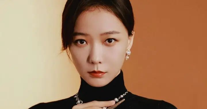 王珞丹亮相金鸡电影创投大会，黑色系穿搭尽显优雅知性魅力