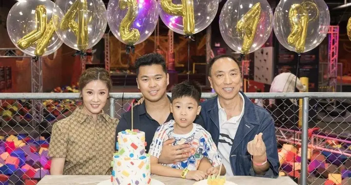 港姐冠军翁嘉穗官宣新身份！坦然展示手臂赘肉，自信诠释优雅老去