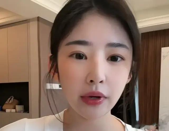 王思聪女儿惧怕陌生男子，直播间大喊爸爸，黄一鸣自曝钱花不完