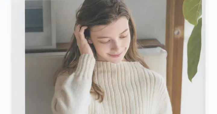 咖啡女孩白色褶皱毛衣