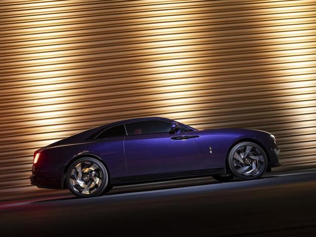 风驰电掣间尽显贵族风范，劳斯莱斯闪灵性能惊艳四座