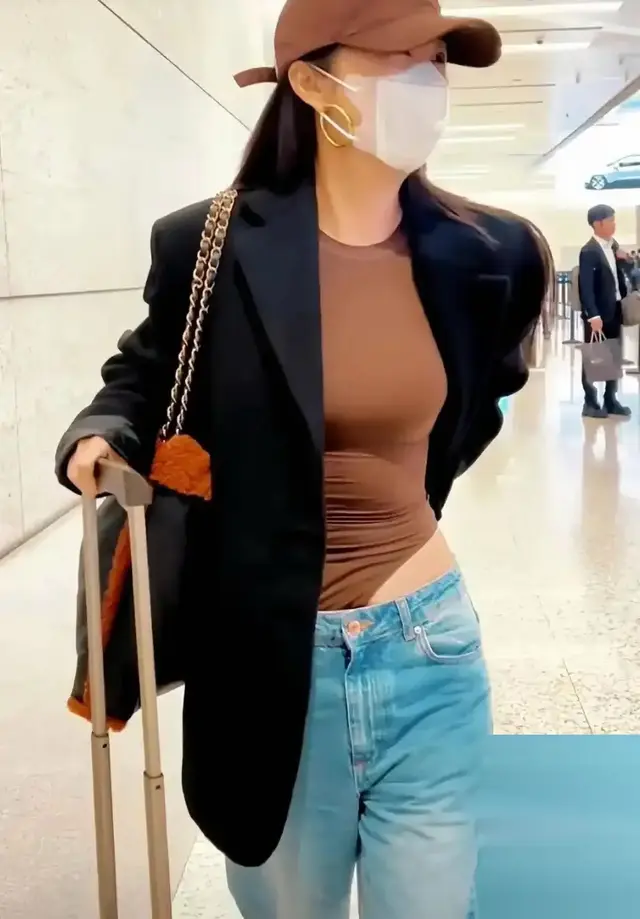 李菲儿这身衣服真的欣赏不来，站着还好，坐下来会不会勒得慌