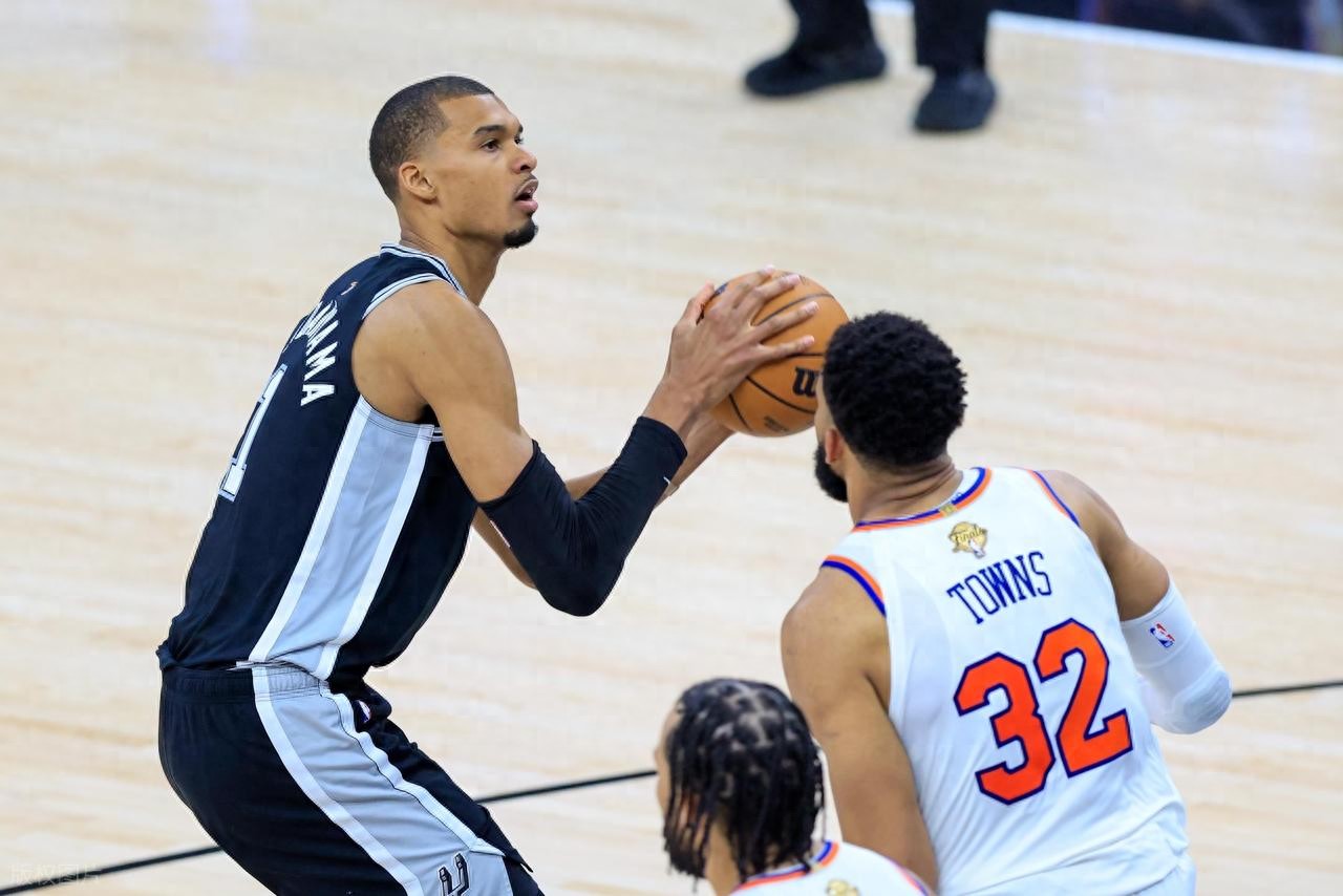 马刺0-1尼克斯，看看媒体专家怎么说！最后时刻为什么不用哈珀？