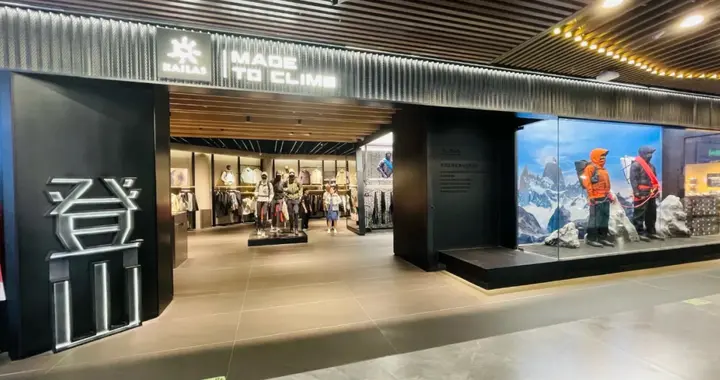 太狠了！国产登山第一品牌硬刚始祖鸟，连中产都开始肉疼了