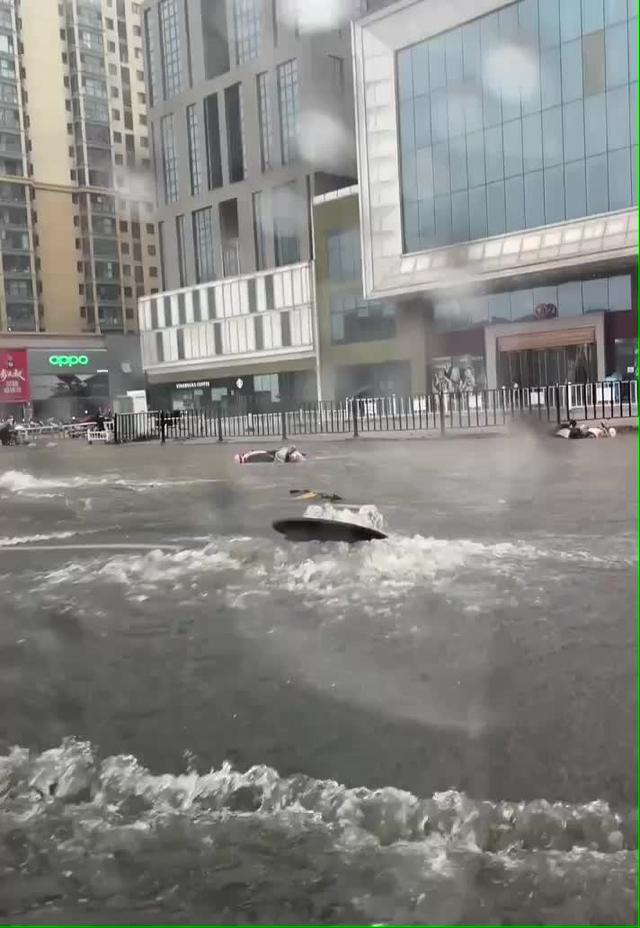 突发！郑州暴雨，凌晨下到早上，积水过膝，高速关闭，航海路看海