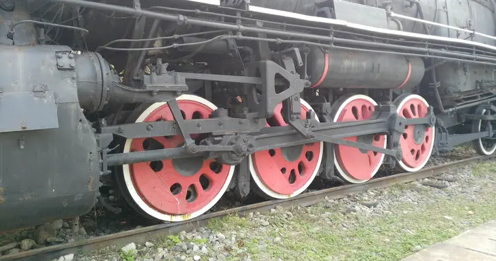 中国铁路第一代电力机车和干线用蒸汽机车停产于同一年