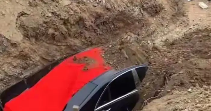 百万奔驰土葬后续：官方介入处置，主事人身份被扒，已认错、挖车