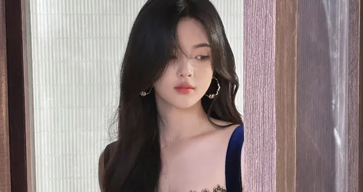 杨超越，蓝色蕾丝开叉裙，太媚了