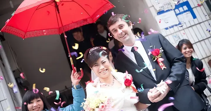 想靠结婚拿绿卡？几十万外国男人盯上中国姑娘，谁给他们的自信？