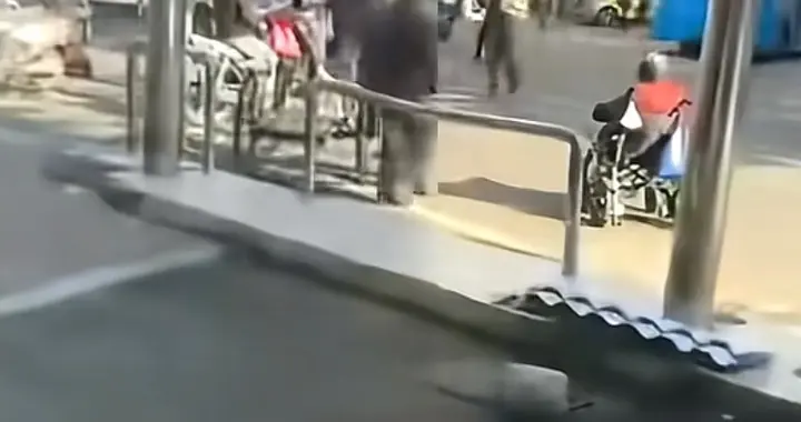 疑与城管队员起争执后老人被推倒后续：涉事城管队员被停职