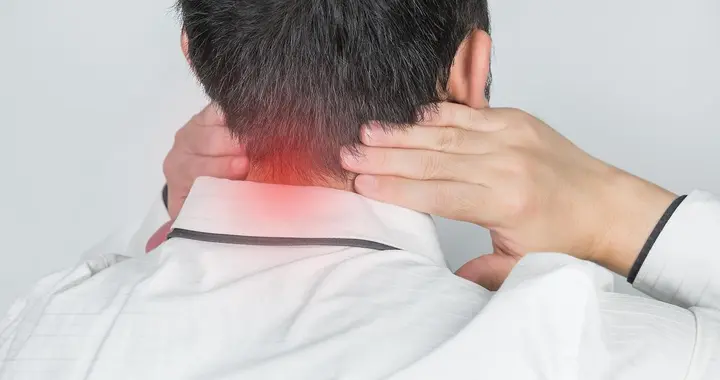 颈椎开始压迫神经，身上多半会出现这6个异常，早了解早预防！