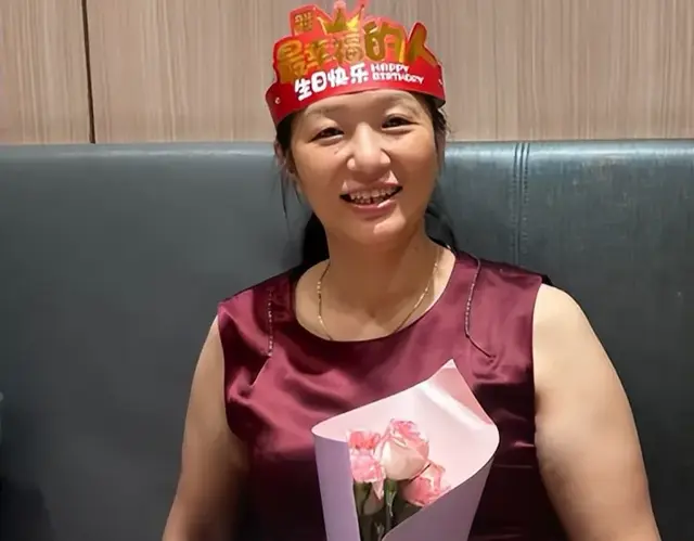 谢浩男亲妈首出镜，默默流泪扛下所有，网友：好事没份，困难妈扛