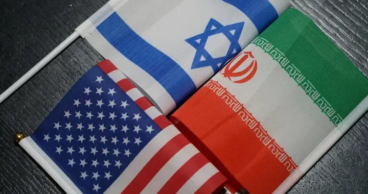 美军还没打赢，“第二个伊朗”冒头？解放军“灭国舰队”开进南海