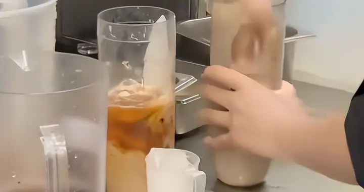 “手打奶茶”风波后续：门店停业整顿！员工被辞退，社媒账号私密