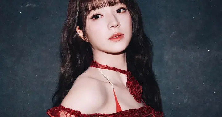 欧阳娣娣红蕾丝挂颈抹胸