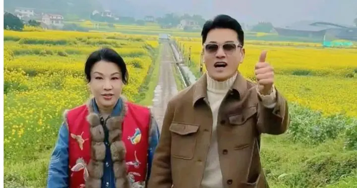 70岁吕良伟和老婆杨小娟，在油菜花地十指相扣，欣赏大自然馈赠。