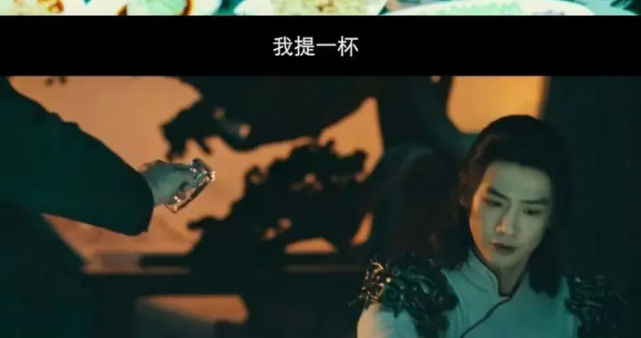 《特立独行》揭开作秀式官员假面，讽刺酒桌名场面，大尺度讲真话