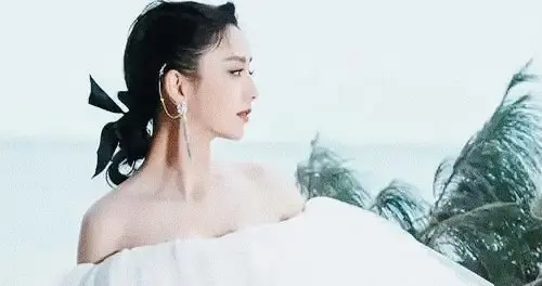 佟丽娅海边光脚写真太美太漂亮了