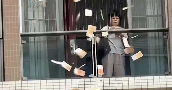 汕头撒港币人正面照曝光，有阿姨路过捡到一张开心不已