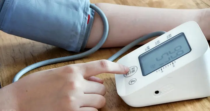 春天不护脑，夏天更难过，肝肾不虚，血压才稳，一碗枸杞水帮你调