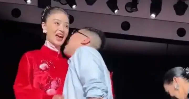 蒋欣被男设计师亲脖子，当场大惊失色，知情人曝内幕，网友不买账