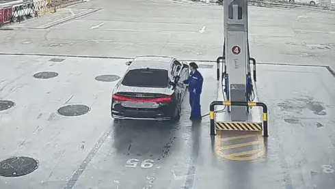 清茶Zy：合肥警方真是速度！黑色奥迪加油