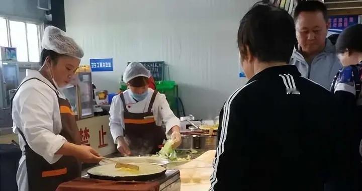 去年堂哥蹭我家车，路上花 4000，他一分没出，今年不带他，他怒了