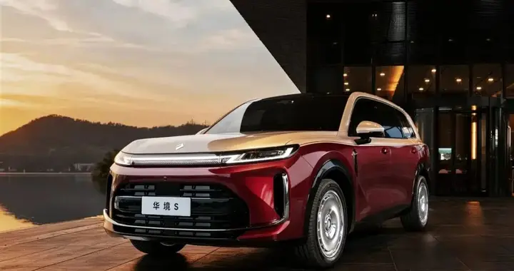 五菱天花板车型华境S，炽焰鎏金色+迈巴赫同款饼式轮圈