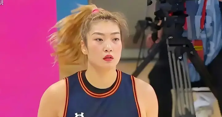 全运会女篮决赛，证明女篮锋线第一人已经移主，李梦下，杨舒予上