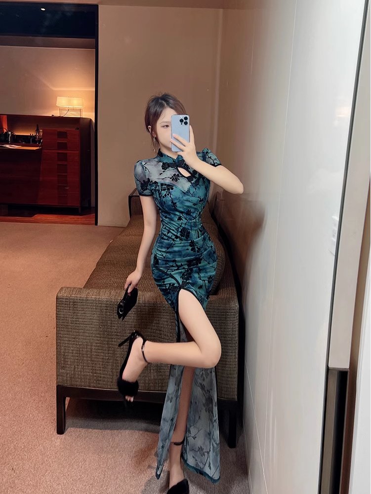 足浴技师穿此款连衣裙能够展现身材。
