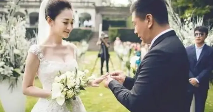 五亿承诺成空谈！李小冉16年知己婚姻走向落幕