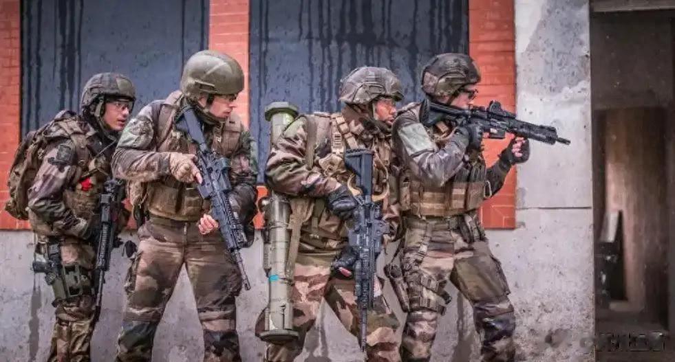 又被打崩了！俄特种部队拿下指挥部，乌军精锐旅集体叛逃