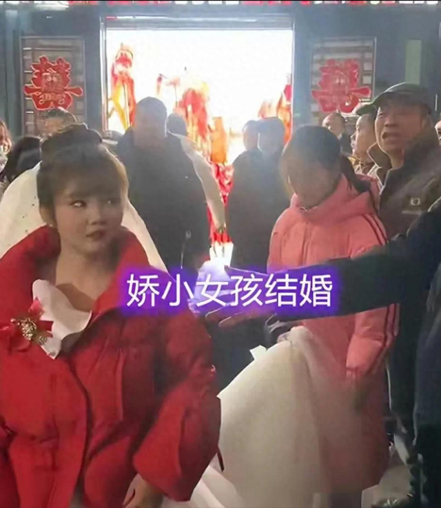 湖北一男子结婚 他全程都是苦瓜脸 只因对方太矮:虽矮 但该有的都有