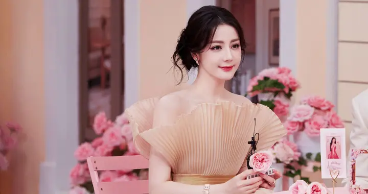 迪丽热巴代言立白品牌写真，温柔甜美动人