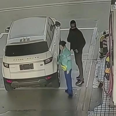 林中享受小清闲：真让人三观震碎 开着路虎