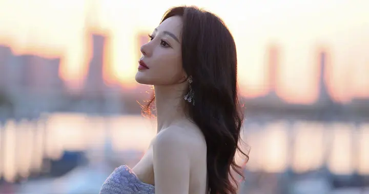 柳岩消失半年网传隐婚生子？45岁的她选择沉默，不妨等等看